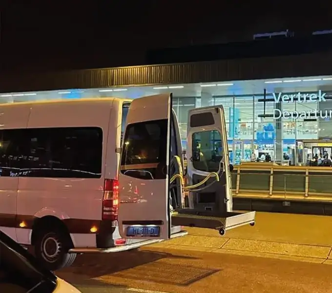 Rolstoelbus bij Schiphol voor reizigers uit Geldermalsen
